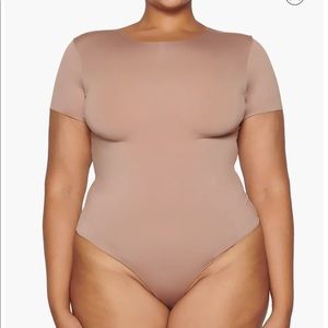 SKIMS Essential T-shirt bodysuit in Tigers Eye